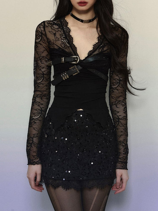 Schwarzes Stricktop mit V-Ausschnitt und Schnallenträgern und langen Ärmeln aus Spitze