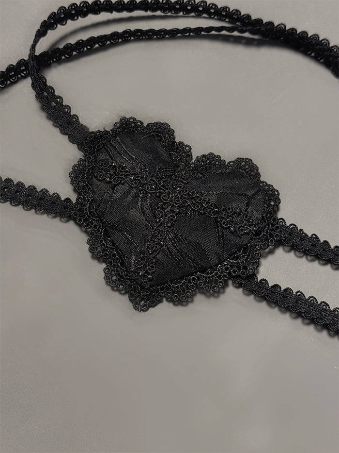 / Patch Weiß Rot Schwarz Herzförmiges Auge