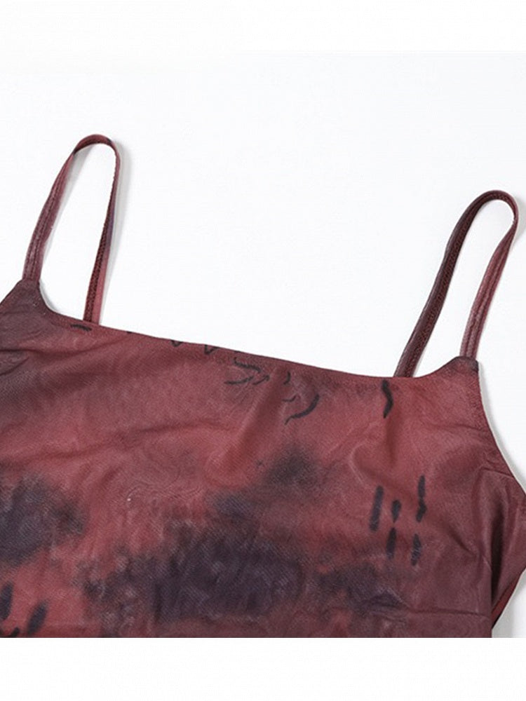 ワイン色のカスケーディングレッドのフリル裾のダイタイキャミデザイントップス、アシンメトリーなアクセント