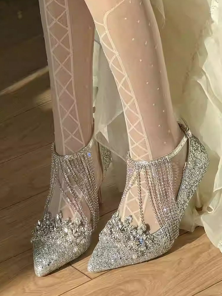 Silberne High Heels mit spitzer Zehenpartie, Strass-Pailletten und Quaste