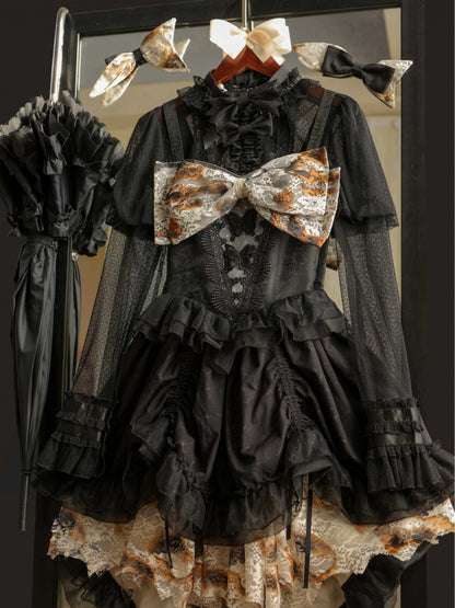 ブラックのフリルネックライン、ジュリエットスリーブ、シアーブラウス