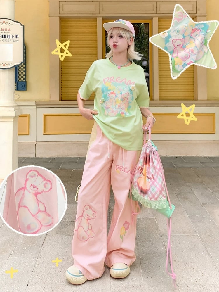 Grünes, lockeres Strick-T-Shirt mit Rundhalsausschnitt und Blumenakzenten und Teddybär-Print