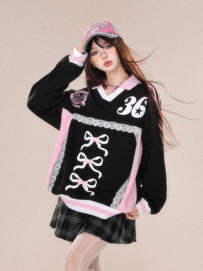 Blokette Core Sweatshirt mit V-Ausschnitt, Schleife und Zahlendruck