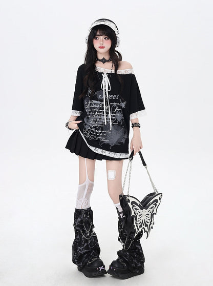 ブラック/ホワイトのグラフィックTシャツ、裾のパッチ、アシンメトリーなレースアップネックライン、レース