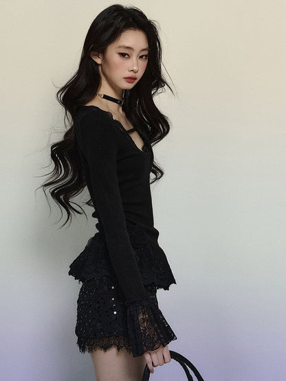 Schwarzes Stricktop mit V-Ausschnitt und Spitzenbesatz