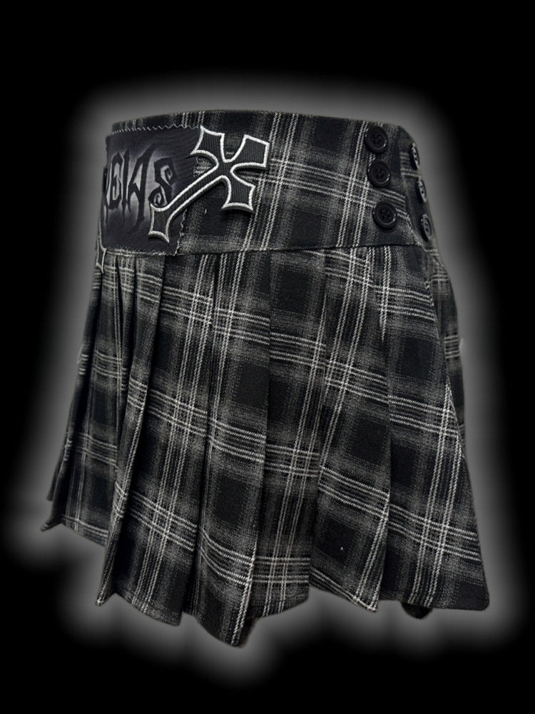 パンクグレーのクロスアップリケ付きローウエストチェック柄プリーツミニスカート（フリーウエストチェーン付き）