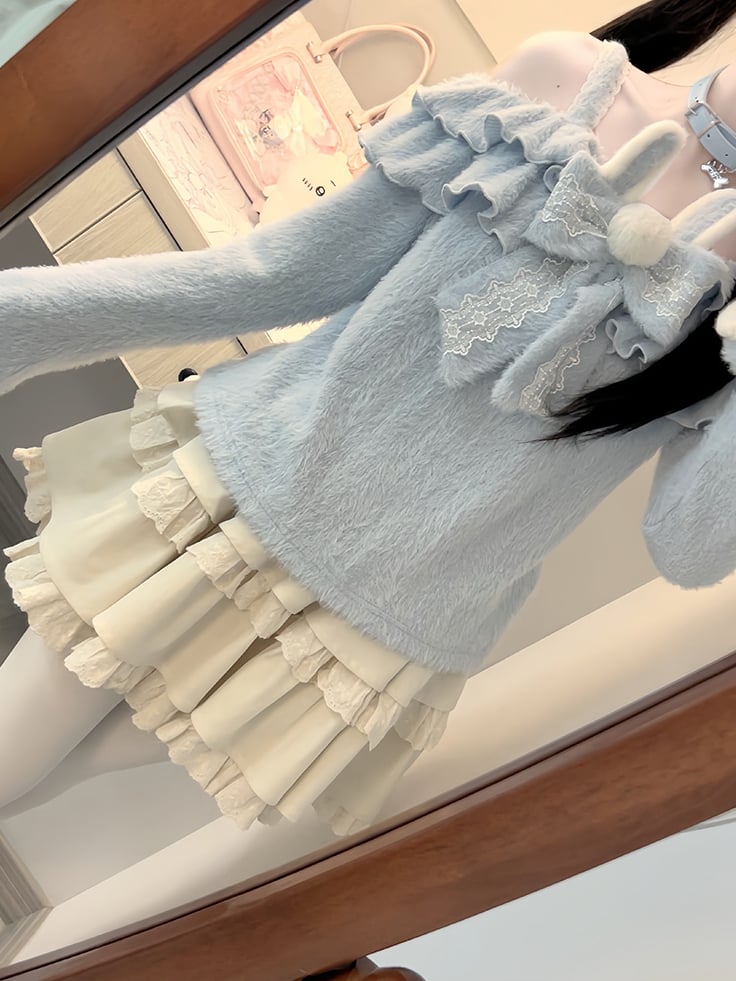 Blauer Rüschenpullover mit weißem Stufenrock und Hasenohren-Schleife