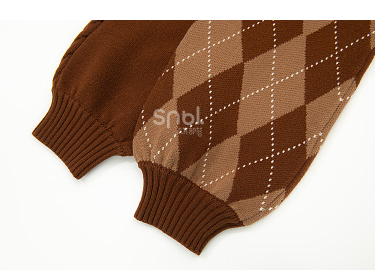 Stickerei und Strickjacke Braunes Häschen Gänseblümchen