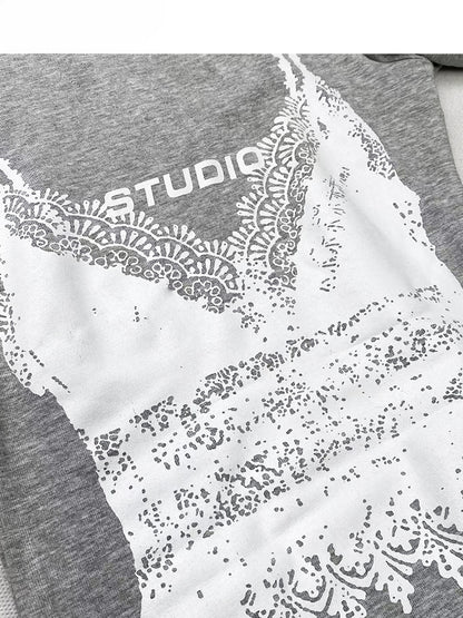 Weißes bedrucktes Spitzenbündchen-Top in Grau