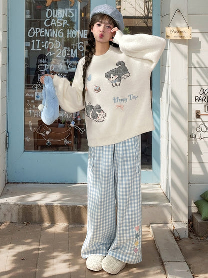 白いかわいい子犬柄のラウンドネックルーズセーター