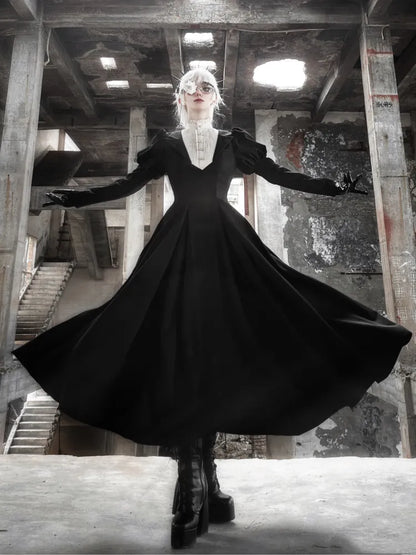 Schwarzes Juliette-Ärmelkleid mit schmaler Taille und beigem Rüschenausschnitt