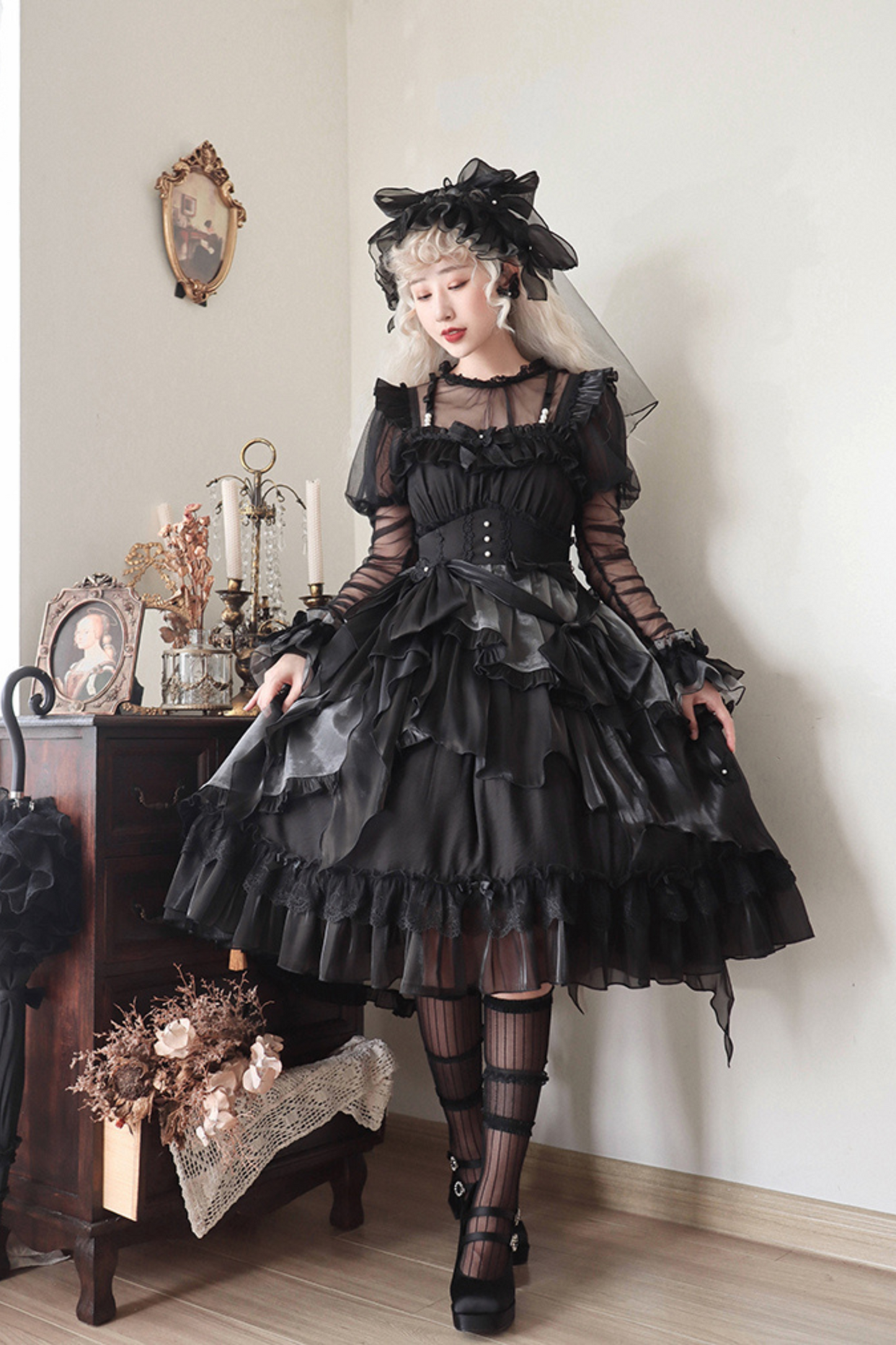 Kleid mit fliegenden großen Lolita-Ärmeln