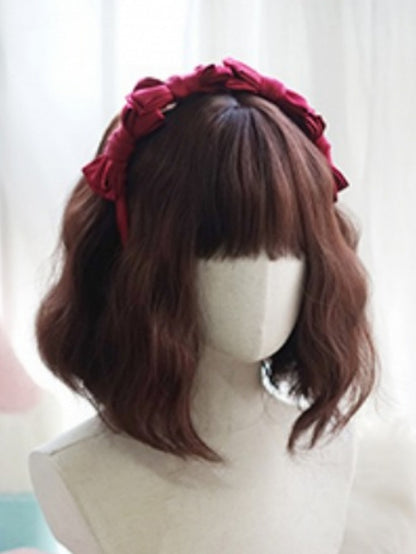 ダークブラウンの肩までの長さのウェーブウィッグ（前髪あり）