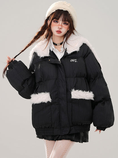 Pufferjacke mit Plüschkapuze und schwarzen Buchstaben