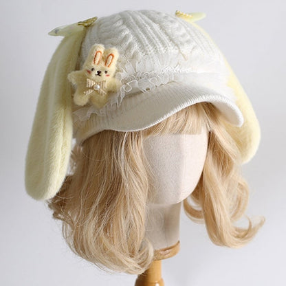 クリームイエローのかわいいウサギ耳ベレー帽とウサギのぬいぐるみ
