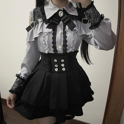 Staubblaues Jirai Kei-Top mit Herzausschnitt und Knopfverschluss und gratis Fliege