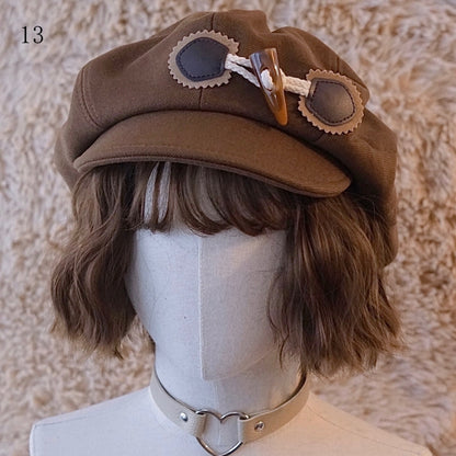 茶色のベレー帽、装飾ボタン付き帽子