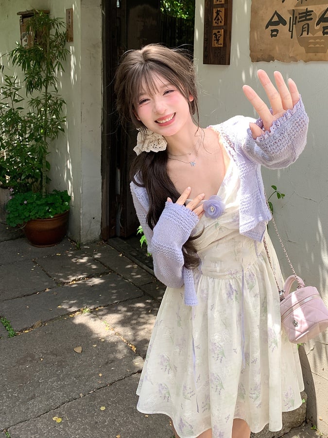 Lavendelfarbene Sommer-Strickjacke mit V-Ausschnitt und Blumenmuster