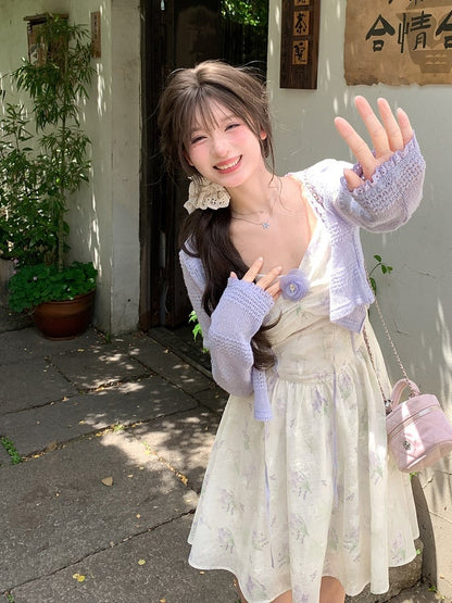 Lavendelfarbene Sommer-Strickjacke mit V-Ausschnitt und Blumenmuster