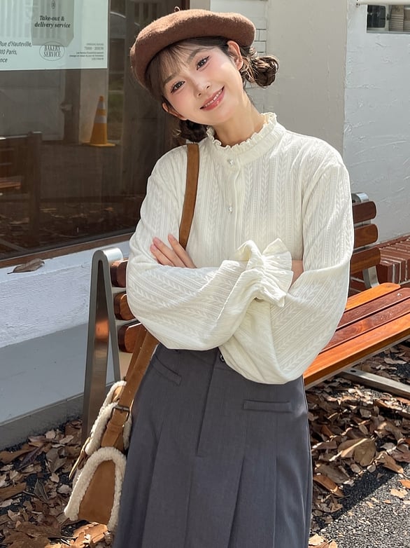 ホワイトのフリルネックラインブラウス