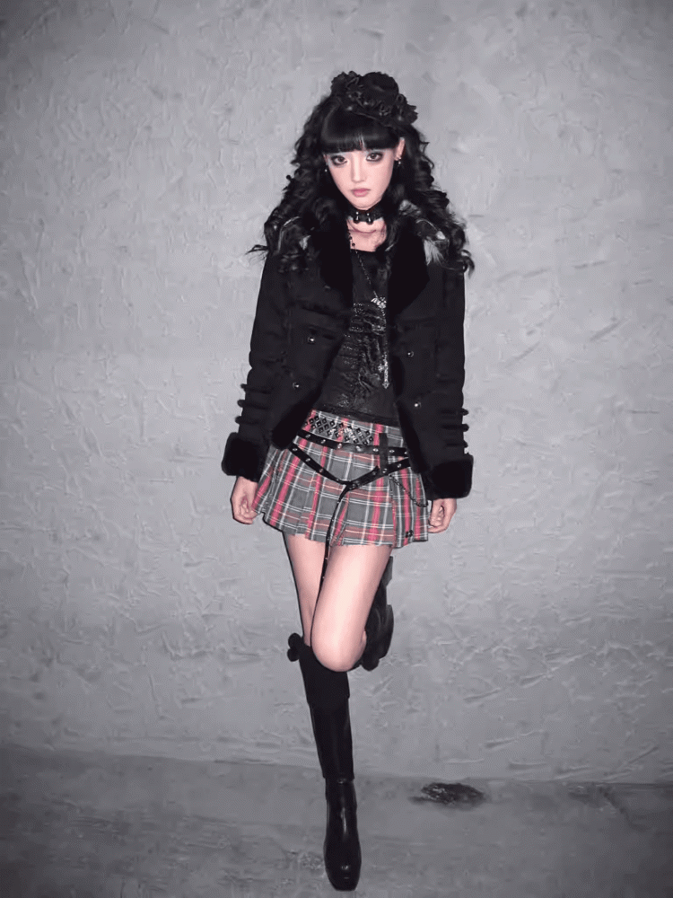 Y2K Schwarzer Wildledermantel mit Plüschbesatz und goldfarbenen Knöpfen