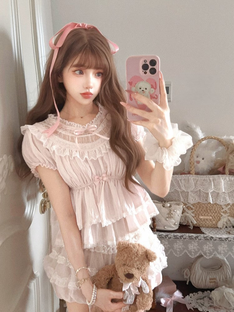 Spitzenbesatz am Saum mit Schößchenoberteil und rosa Puffärmeln