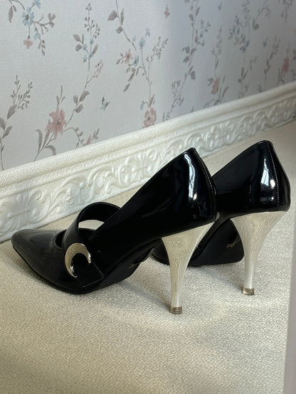 Klettverschluss-Akzent – ​​Schwarze High-Closure-Heels, eleganter Zehenbereich, mondförmiger spitzer Riemen