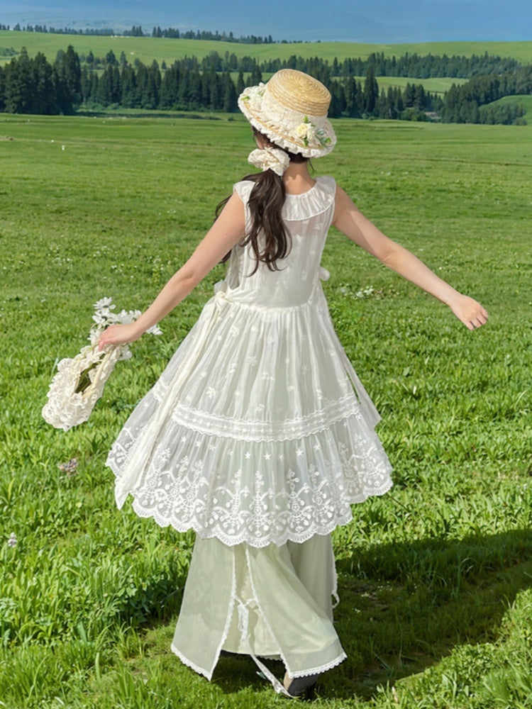 サイドにセルフタイのフォーン刺繍シフォンオーバードレスネックライン、ホワイトのセミシースルーフリルストラップ付き