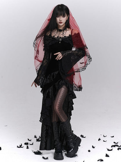 Schwarzes Gothic-Kleid mit schulterfreien Ärmeln und Blumenglocke als Halloween-Kleid