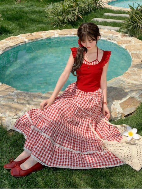 Rotes Neckholder-Tanktop mit flatternden Ärmeln und Kirschstickerei am Ausschnitt