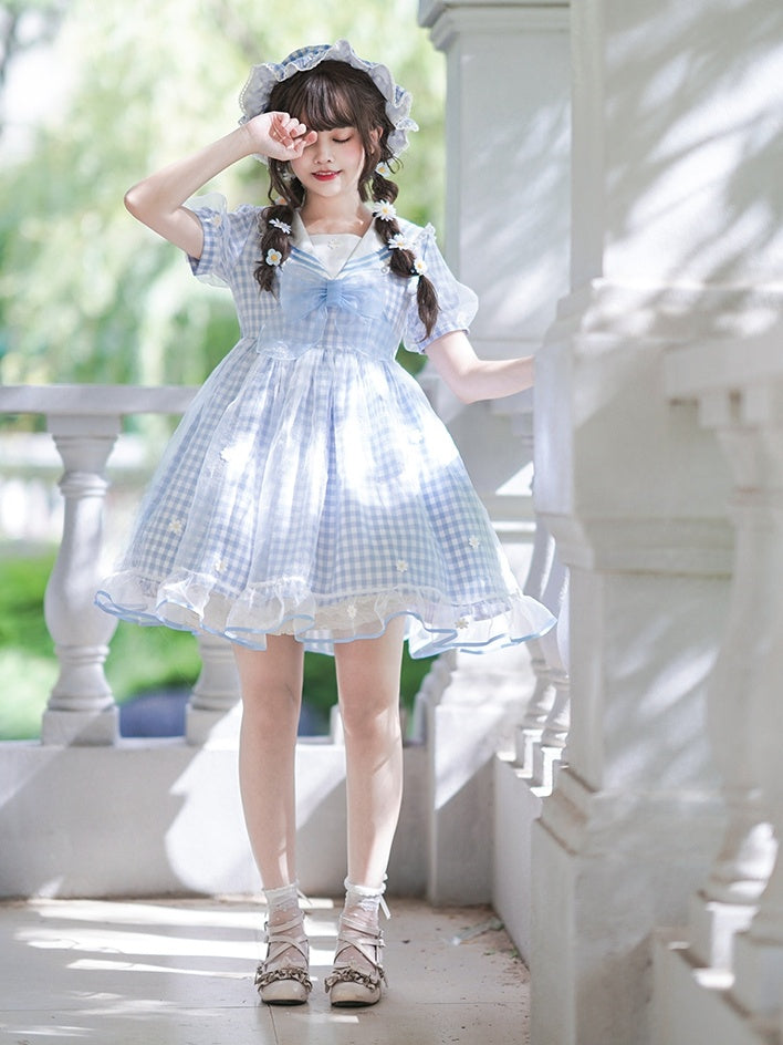 Hellblauer Matrosenkragen, weiße Gänseblümchen, kariertes süßes Kleid mit Schleifendetails
