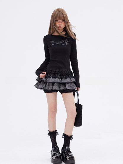 Schwarzes, eng anliegendes, bedrucktes Top mit Rundhalsausschnitt, gestuftem Rüschenbesatz