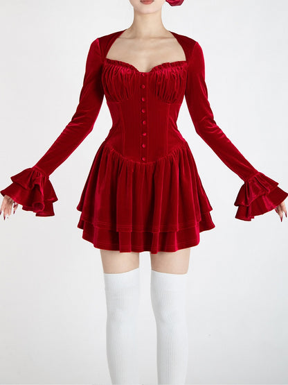 Glamouröses Minikleid aus rotem Samt mit V-Ausschnitt und Glockenärmeln und Stufenrock