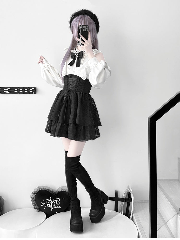 Jirai Kei-Set – Weiße Bluse mit Rüschenausschnitt und ausgeschnittenen Schultern + schwarzer Stufenrock mit Schnürung + große Schleife