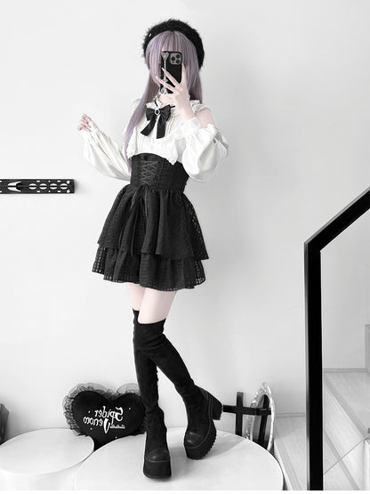 Jirai Kei-Set – Weiße Bluse mit Rüschenausschnitt und ausgeschnittenen Schultern + schwarzer Stufenrock mit Schnürung + große Schleife