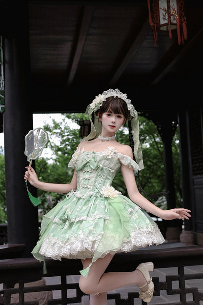 Korsettrock mit grünem Oberteil und Froschknöpfen sowie Lolita-Blumentaillenverzierung