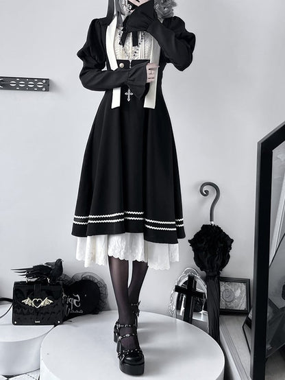 Schwarzes Nonnenkleid mit Rüschenbesatz und langen Ärmeln