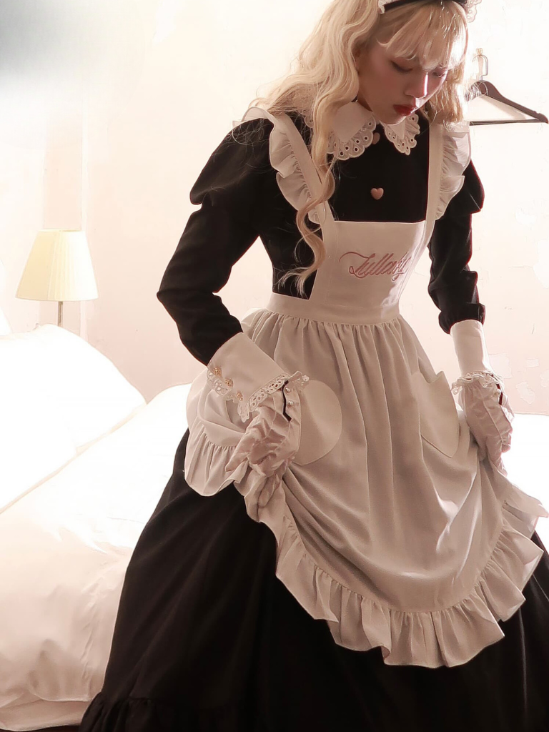 Langes, voluminöses Kleid mit Rüschen und Schürze für Zimmermädchen