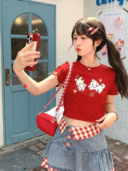 赤いラウンドネックの愛らしい子犬の刺繍入りクロップドTシャツ