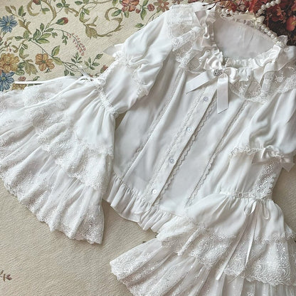 Weiße Bluse mit Glockenärmeln und Schleifenverzierung