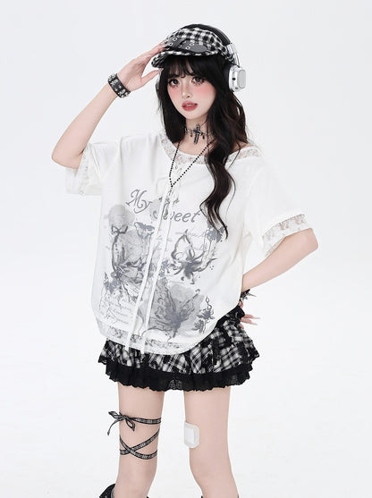ブラック/ホワイトのグラフィックTシャツ、裾のパッチ、アシンメトリーなレースアップネックライン、レース