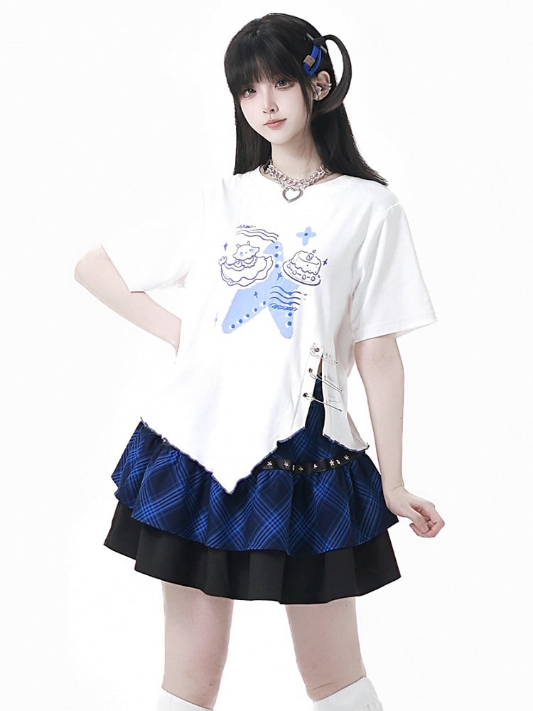 Asymmetrischer gewellter Saum, Schlitzdetails, weißer Saum, T-Shirt, blauer Quallen-Print, Anstecknadel