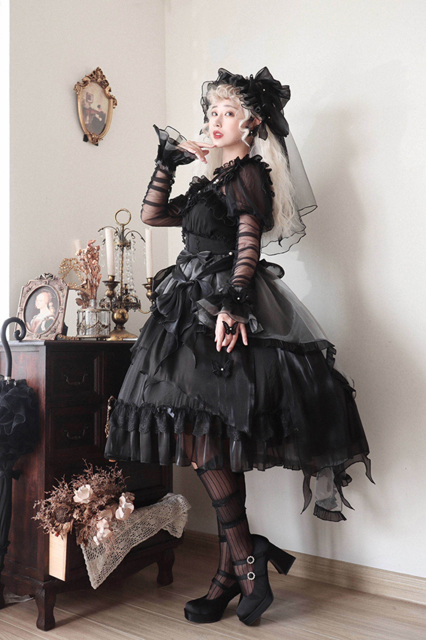 Kleid mit fliegenden großen Lolita-Ärmeln