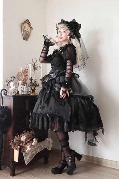 Kleid mit fliegenden großen Lolita-Ärmeln