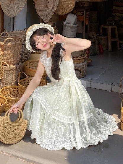 サイドにセルフタイのフォーン刺繍シフォンオーバードレスネックライン、ホワイトのセミシースルーフリルストラップ付き