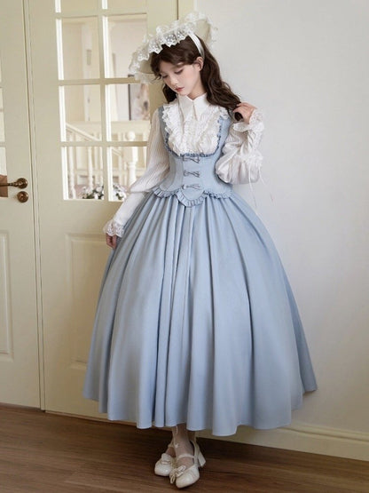 Klassisches Lolita-Kleid mit Rüschen an der Brust und unter dem Rocksaum, gewellt, elegant, Blau