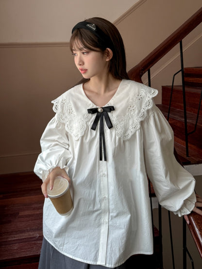 ホワイトのオーバーサイズレースカラー、フリル袖口、ゆったりブラウス