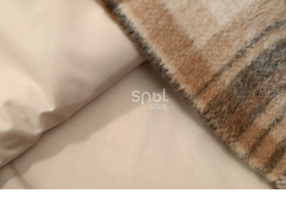 Brauner Wollmantel mit süßer Bären-Applikation und karierter Kapuze, lange Version