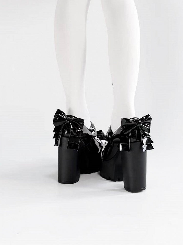 Talons hauts compensés noirs Lolita Gothiques avec clous