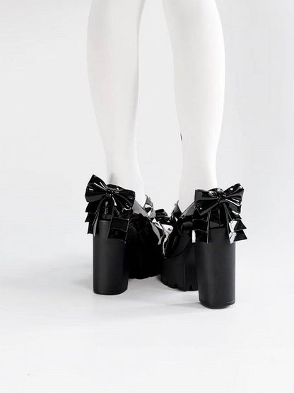 Talons hauts compensés noirs Lolita Gothiques avec clous